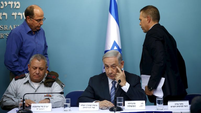 Benjamin Netanyahu, 2015'te Gadi Eisenkot'un yanında otururken fotoğraflandı