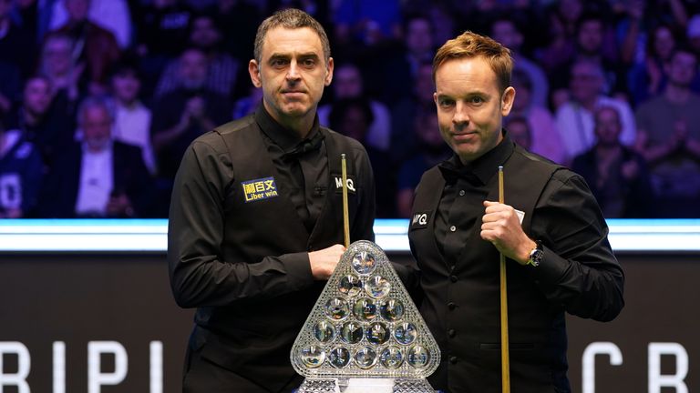 Ronnie O&#39;Sullivan and Ali Carter pose with the trophy before the final