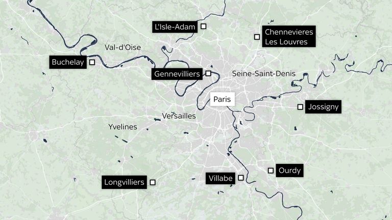 Farmers have set up roadblocks at eight locations surrounding Paris
