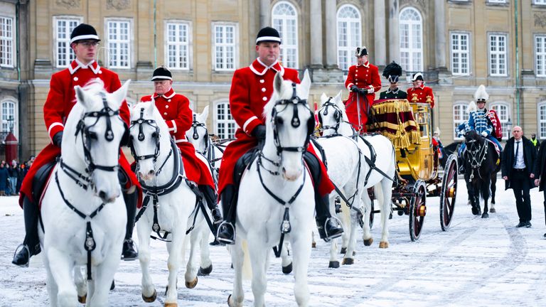 Hussar Alayı, 4 Ocak 2024 Perşembe günü Danimarka Kraliçesi Margrethe'ye atlı bir araba ile Amalienborg'daki Christian IX'un Sarayı'ndan Kopenhag, Danimarka'daki Christiansborg Sarayı'na giderken eşlik ediyor. En uzun süre tahtta kalan hükümdar Kraliçe Margrethe, perşembe günü Danimarka'nın başkentinde yaldızlı, atlı bir faytonla dolaşırken, bu ay tahttan çekilmeden önceki son Yeni Yıl kutlamalarını tamamladı.  (AP aracılığıyla Emil Nicolai Helms/Ritzau Scanpix)