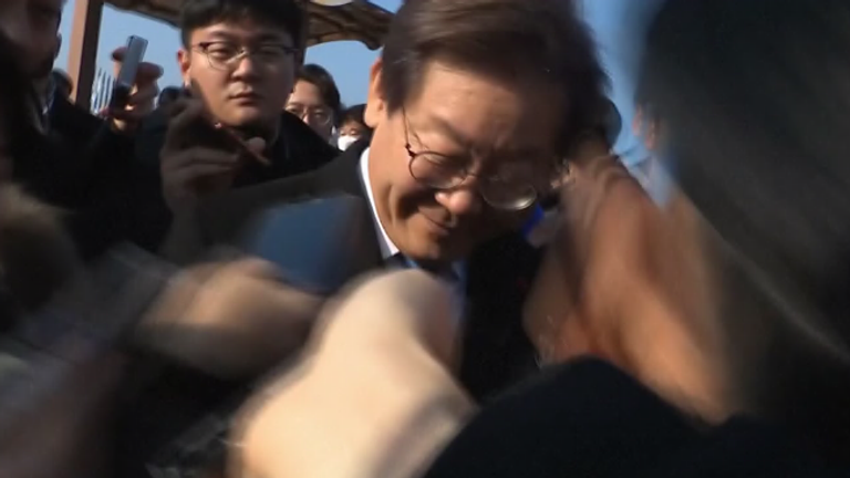 South Korea&#39;s opposition leader has been stabbed in the neck during a visit to Busan