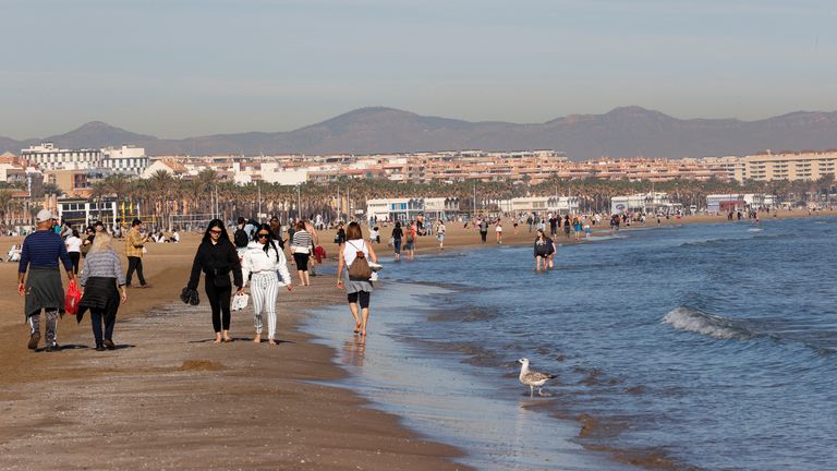 La gente camina por la playa de la Malvarrosa en Valencia, España 25 de enero de 2024 REUTERS/Eva Manez