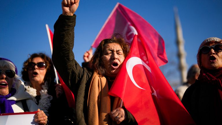 Türkiye'de halk parlamento oylamasının yapılacağı gün İsveç'in NATO'ya girişini protesto ediyor.  Fotoğraf: AP