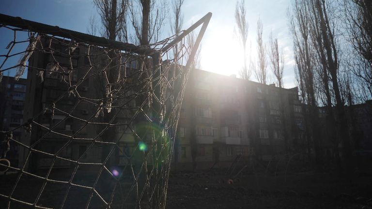Beton apartman blokları, Dnipro'daki bir adanın yerleşim bölgesindeki boş bir oyun alanını çerçeveliyor