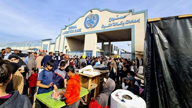 Los palestinos se reúnen en la base logística de la UNRWA en Rafah, la Franja de Gaza, el territorio ocupado por Israel en el sur, el 17 de diciembre de 2023. Más de decenas de miles de palestinos desplazados se han hacinado en Rafah para evitar los ataques israelíes.  (El Yomiuri Shimbun vía AP Images)