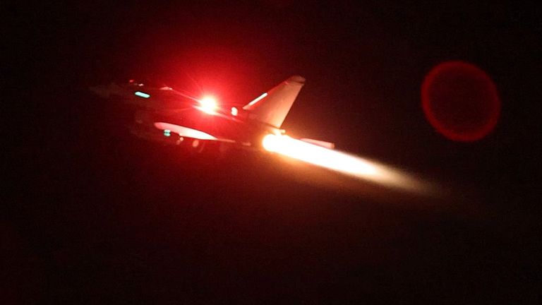 一架英国皇家空军台风飞机从英国皇家空军阿克罗蒂里起飞加入美国领导的联盟，对也门的军事目标进行空袭