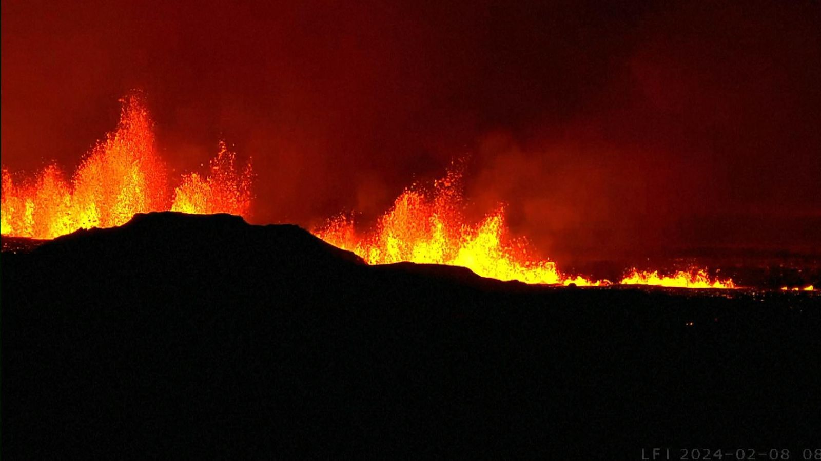 Вулканът в Исландия изригна за четвърти път от декември, изхвърляйки лава във въздуха