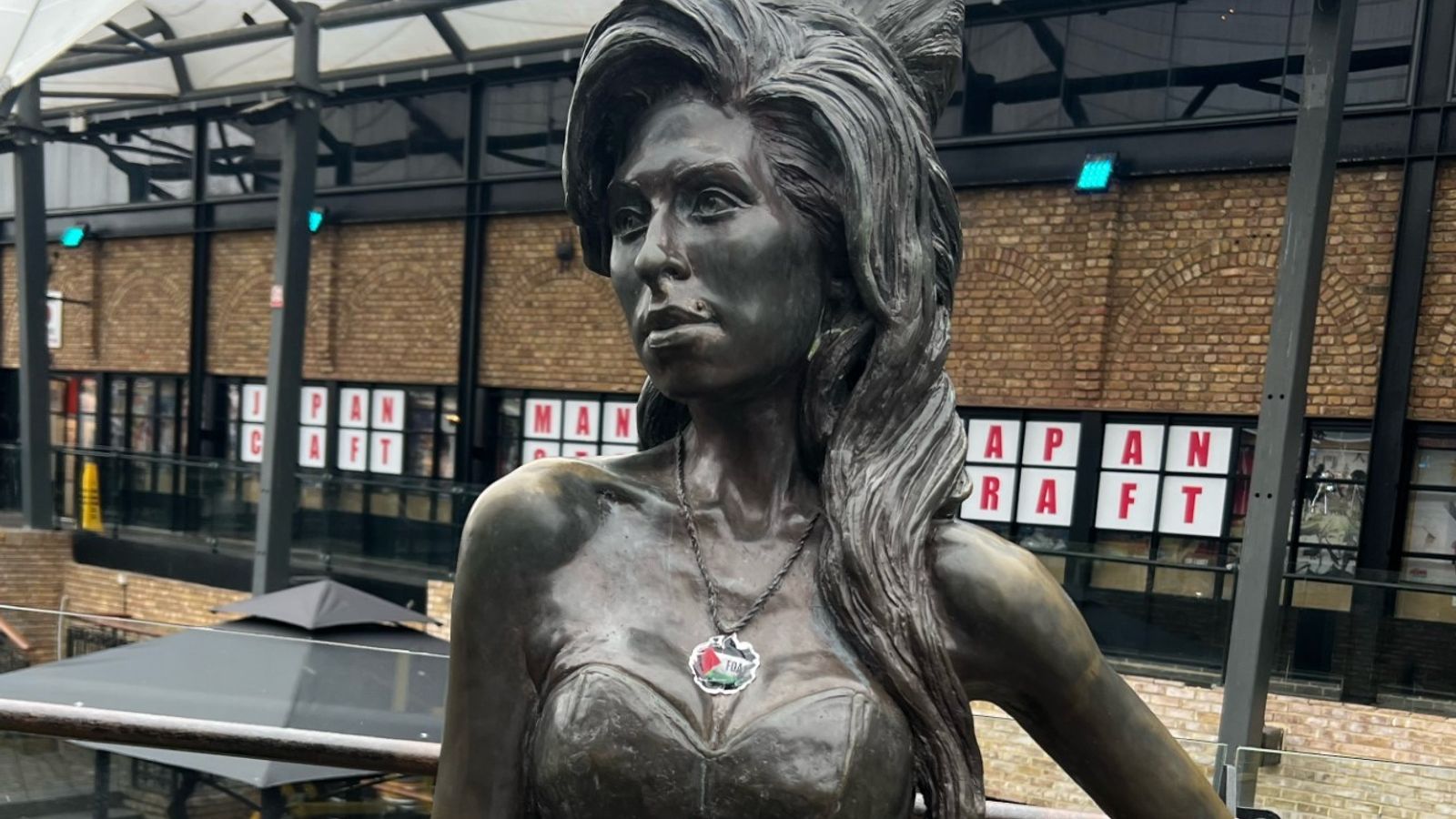 Ейми Уайнхаус: Звездата на Давид без врата върху статуята на Камдън на певицата, покрита с пропалестински стикер