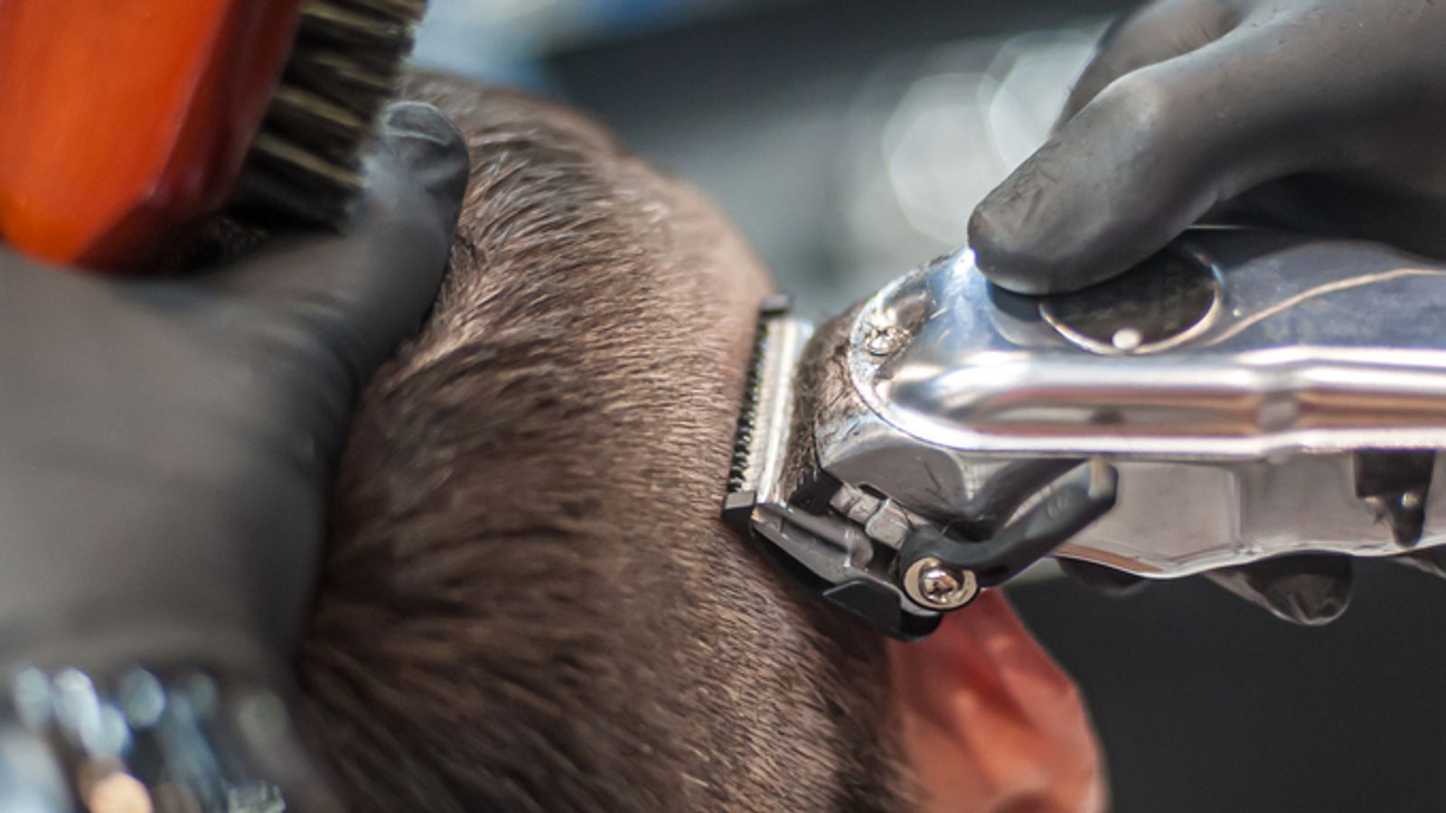 Сенед: Уелските консерватори предполагат, че някои бръснарници може да са „фронт за пране на пари“