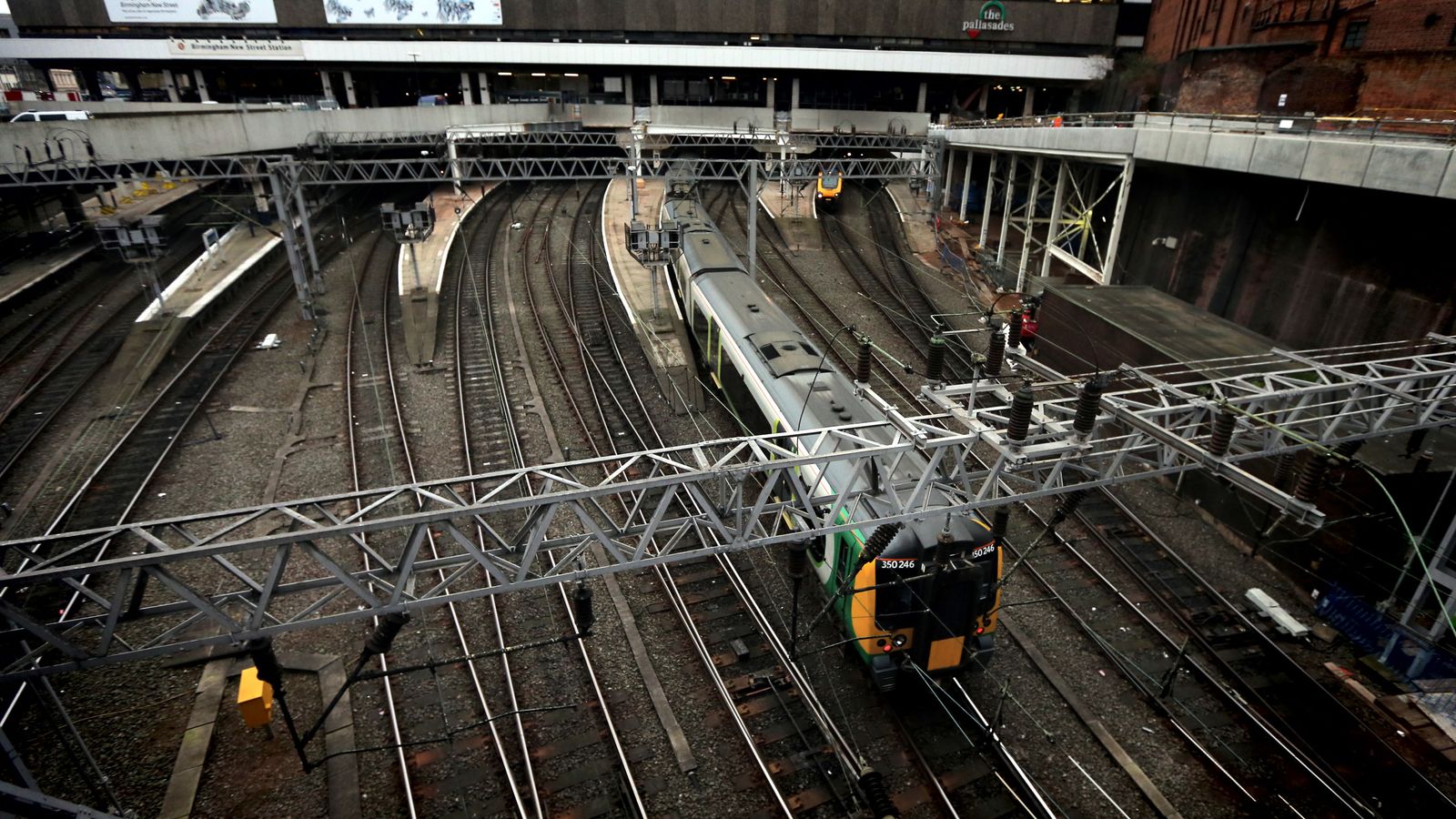 Кметовете на Уест Мидландс и Голям Манчестър очертават варианти за съживяване на железопътния транспорт след премахването на северния крак на HS2