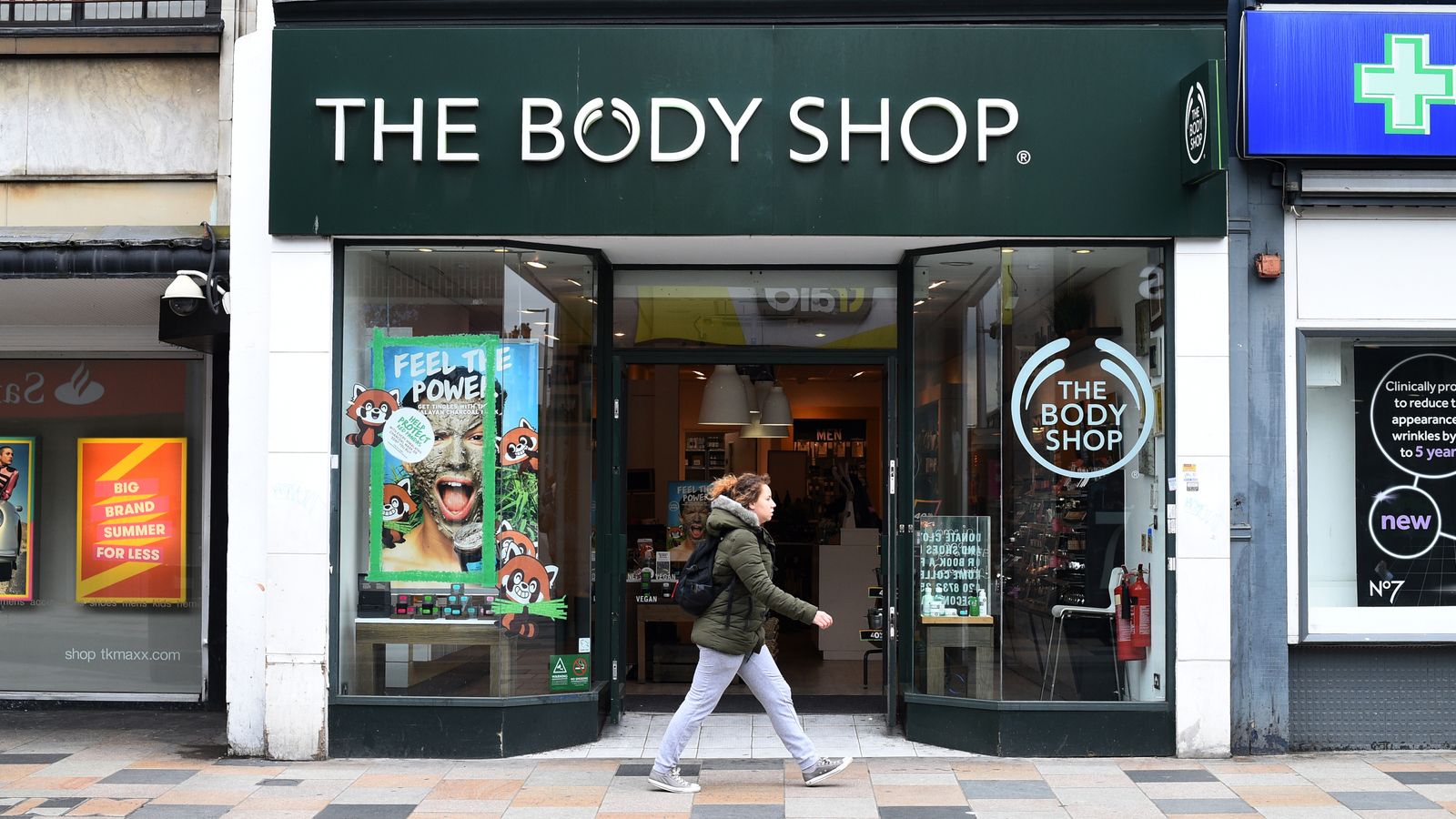 Администраторите на Body Shop се надпреварват да приключат продажбата