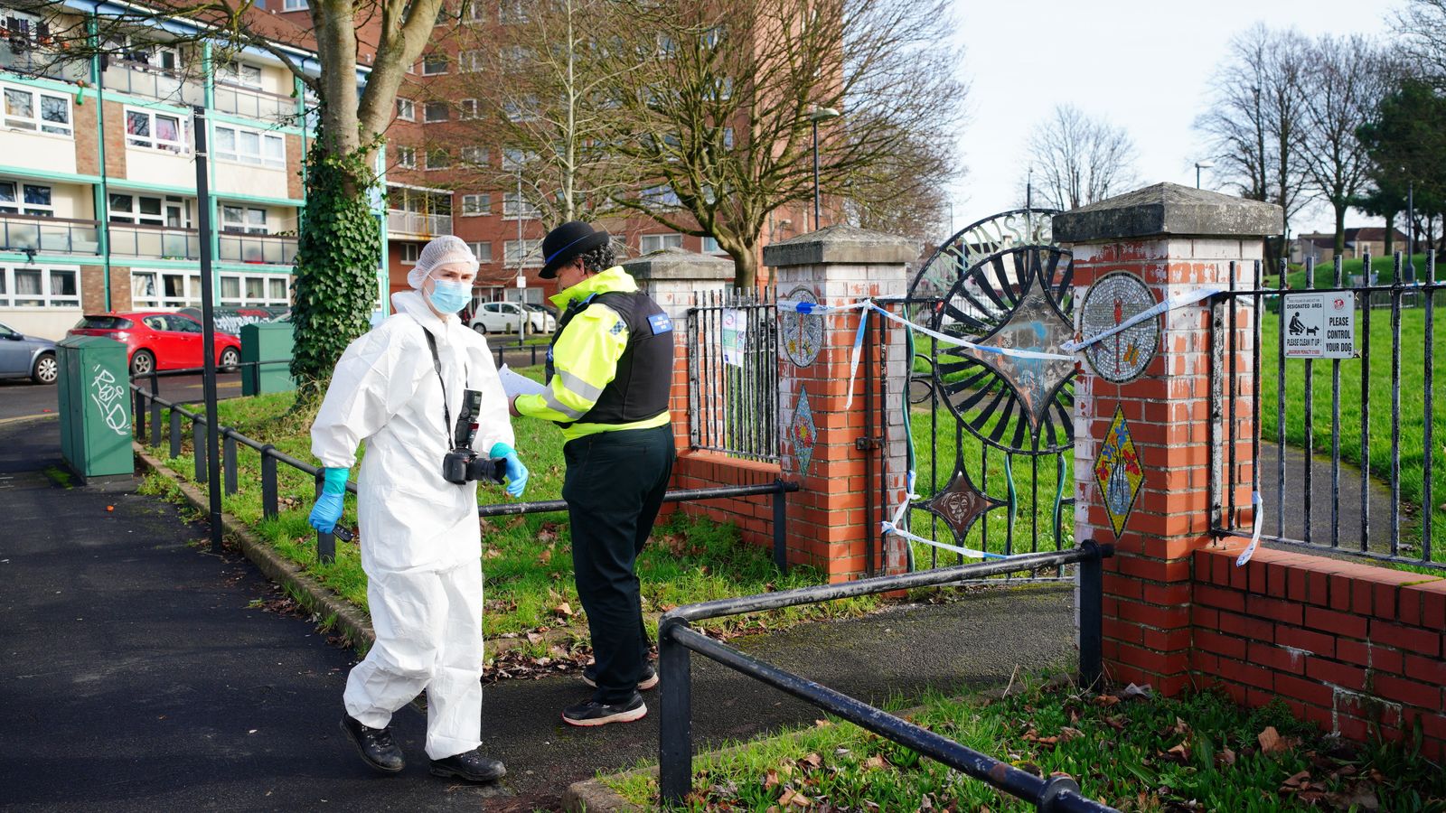 Полицията държи „с отворен ум“ дали фаталното маскирано намушкване на тийнейджър е свързано с други атаки в Бристол