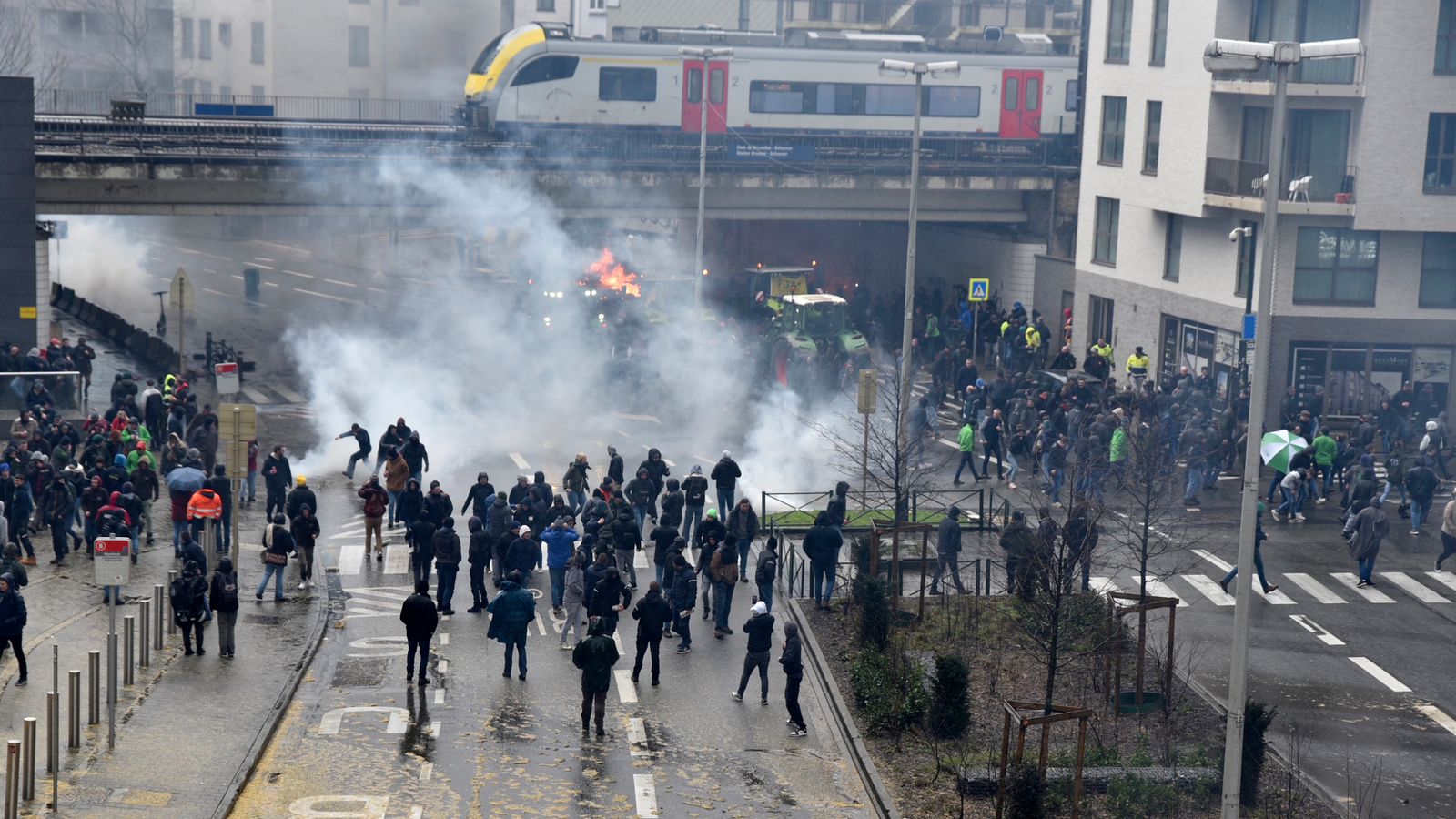 Брюксел: Разгневени фермери хвърлят тор и яйца по полицията близо до срещата на ЕС в последния протест