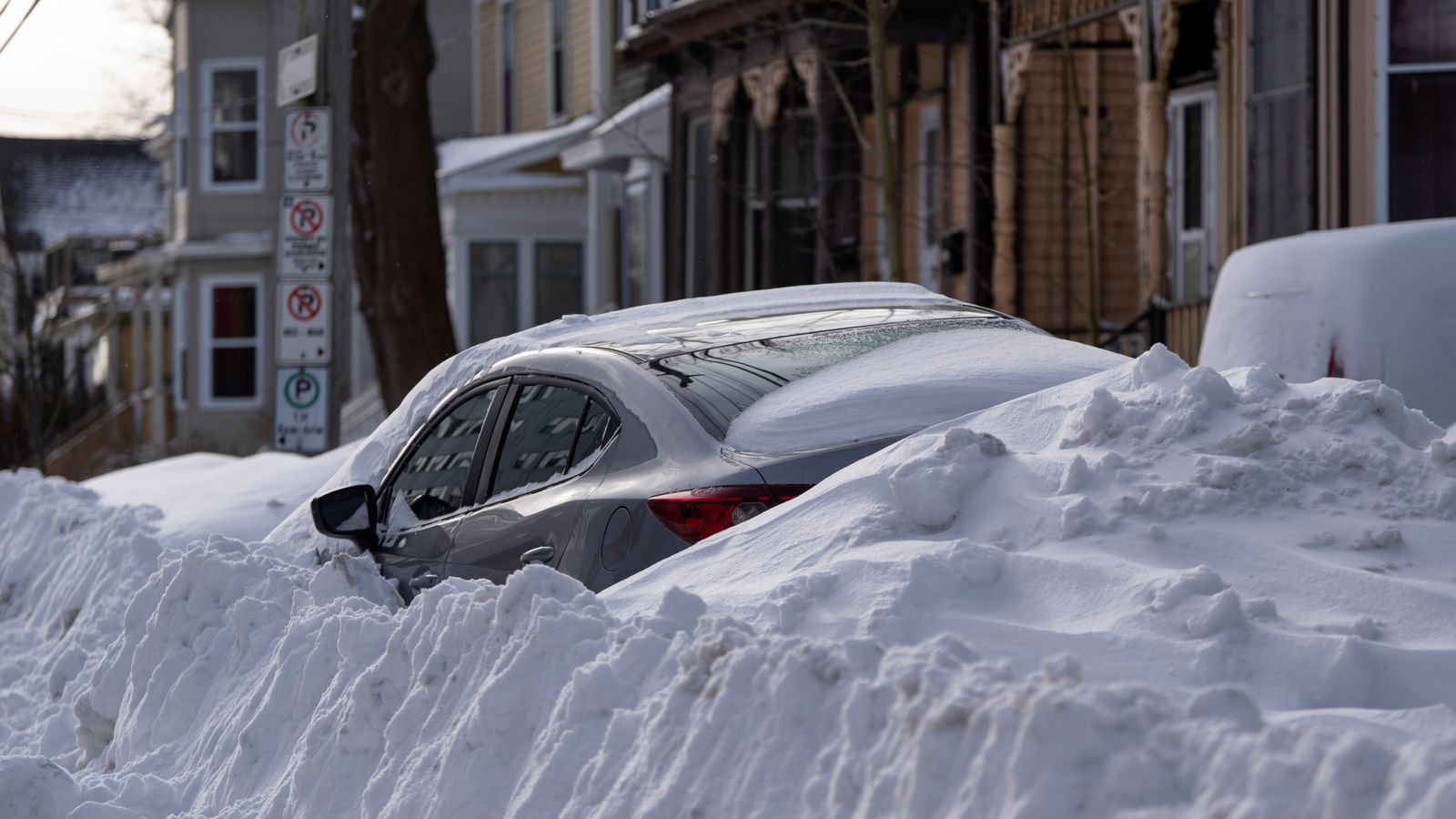 Nor'easter : des villes américaines et canadiennes font face aux effets d'un puissant blizzard qui a fait un mort  Actualités américaines