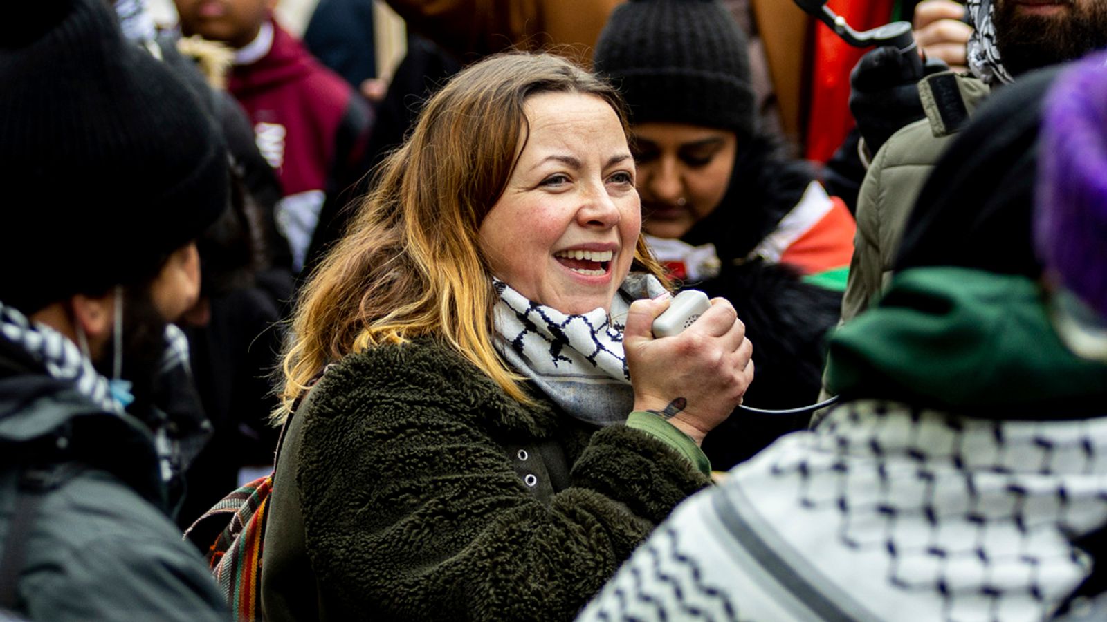 Шарлот Чърч отрича обвиненията в антисемитизъм, след като ръководи хор в пропалестинско скандиране