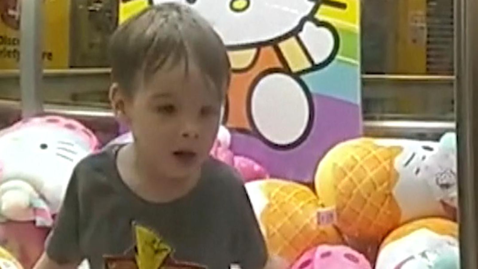 Тригодишно дете, хванато в капан в машината за играчки с нокти, „прекарваше времето си от живота си“ преди спасяването
