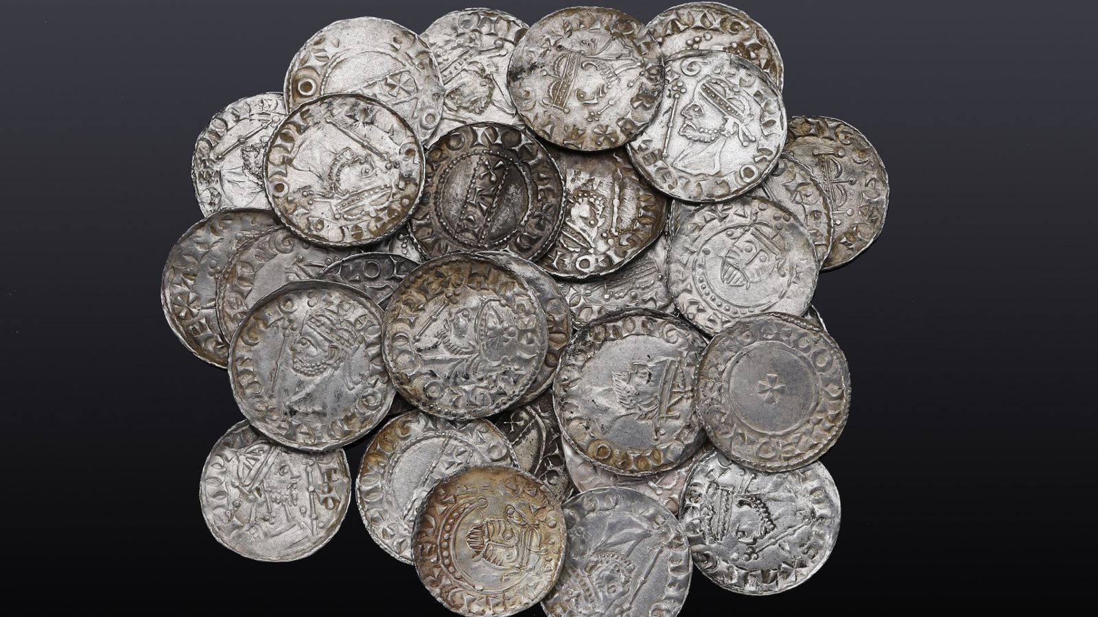 Монети, датиращи от битката при Хейстингс, донесоха над £325 000 на търг