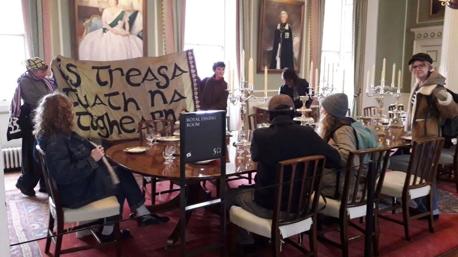 Palace of Holyroodhouse: Хранителни активисти от This Is Rigged окупират кралската трапезария в Единбург