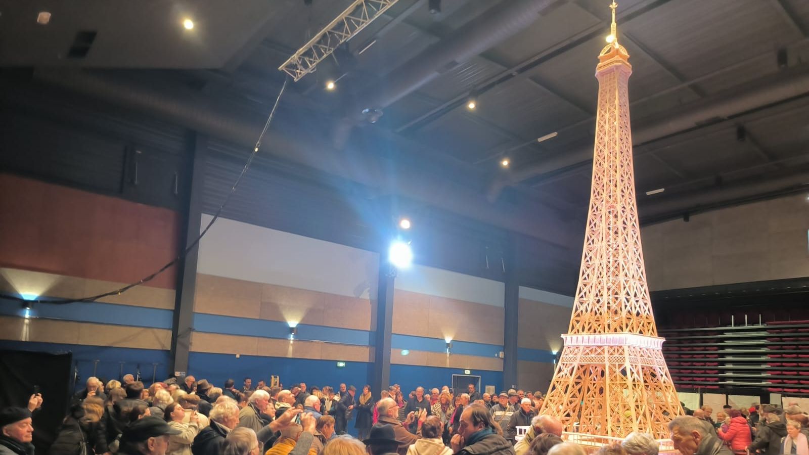 Човек строи модел на Айфеловата кула със 700 000 кибритени клечки за осем години, само за да бъде отхвърлен световният рекорд