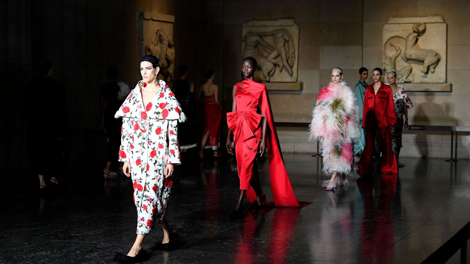 „Омаловажаване“: Модно шоу, проведено до Elgin Marbles в Британския музей, разгневи Гърция
