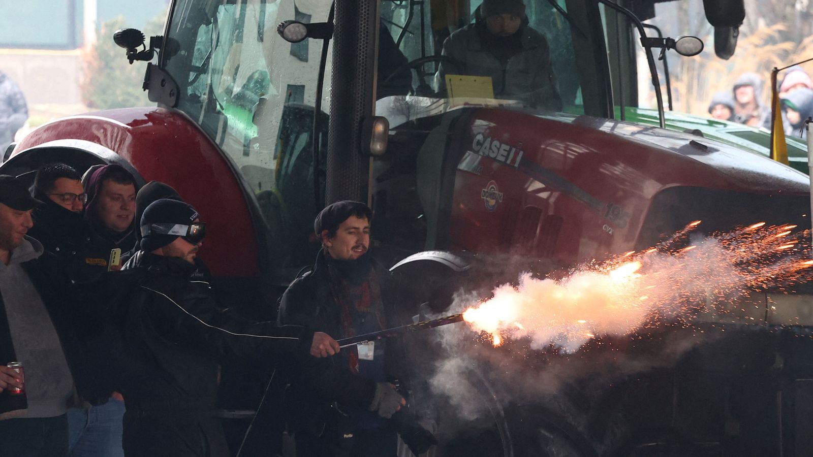 Боеве, пожари и хиляда трактора: Различните елементи на демонстрациите в Брюксел