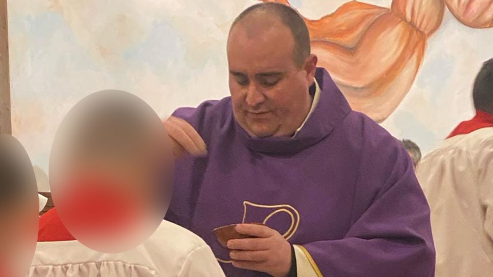 Италианският свещеник мирише на белина в чашата, за да избегне явна заплаха от мафията