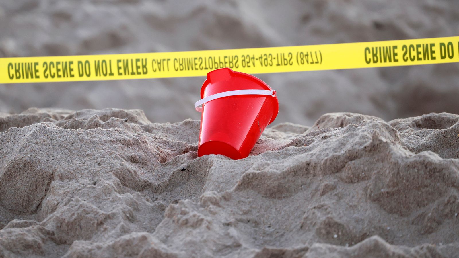 Младо момиче умира, след като е затрупано от пясък, докато копае дупка на плажа