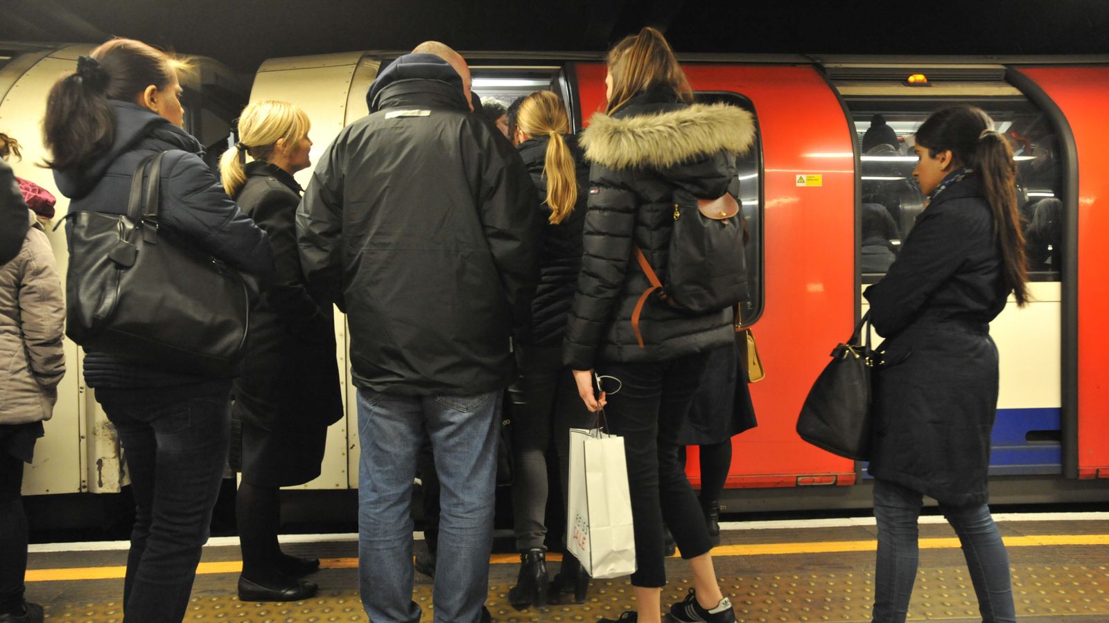 „Почувствах се паникьосана“: Полицията е насочена към сексуален тормоз и нападение във влакове