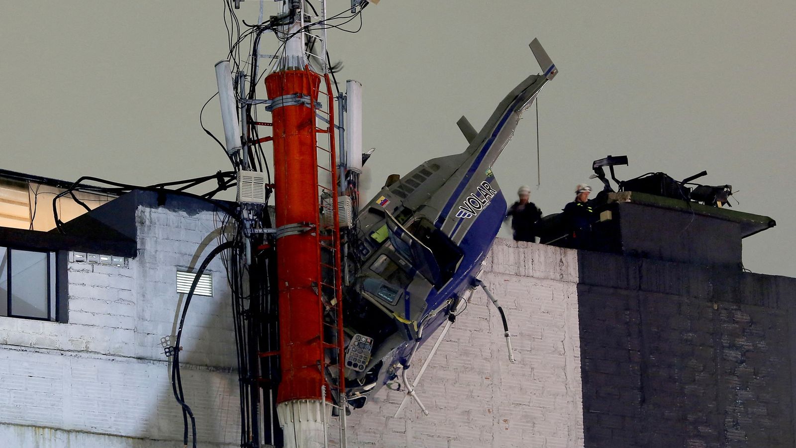 Колумбия: Пътниците оцеляват като по чудо, когато хеликоптер се разбива в сграда след излитане