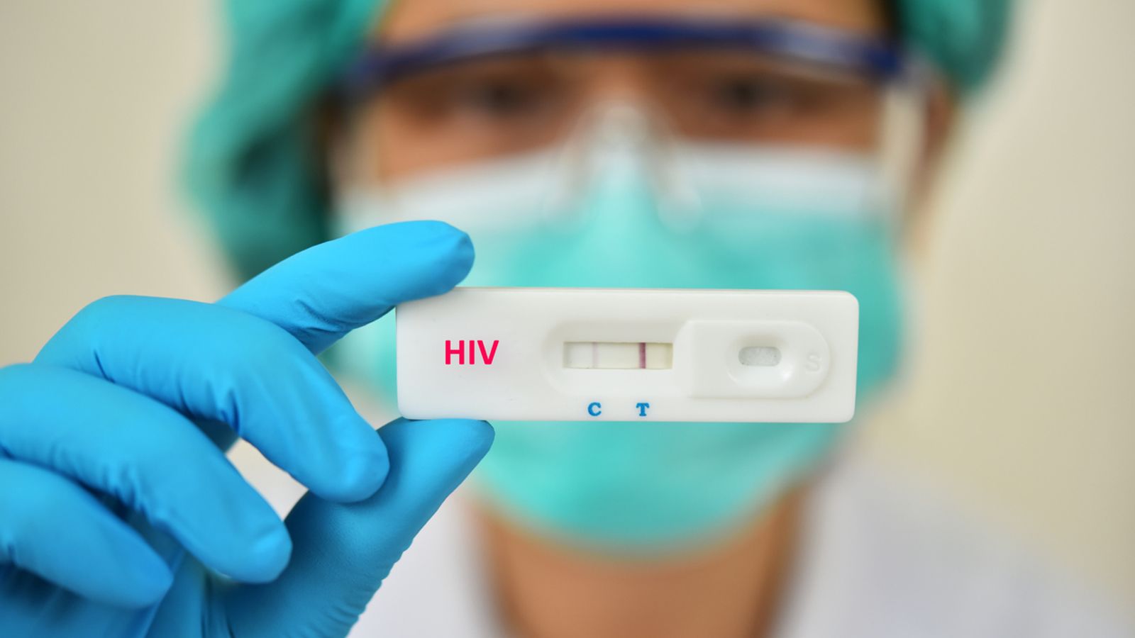 Благотворителните организации казват, че правителството „трябва да отиде по-далеч“, за да изкорени случаите на ХИВ до 2030 г.