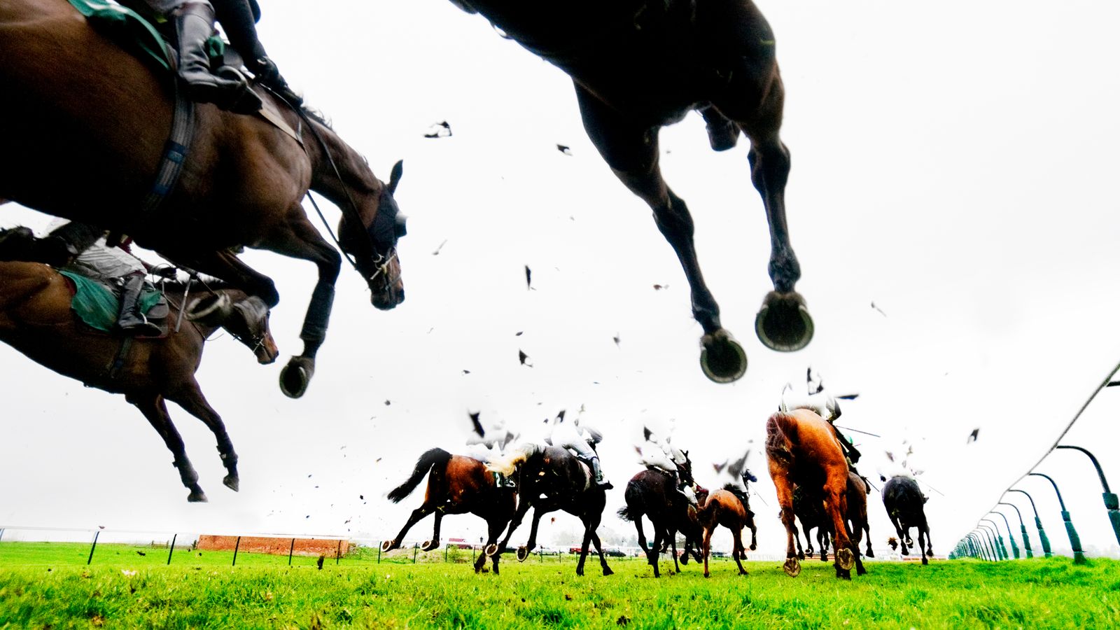 Кийгън Къркби: Жокей, 25, умира след падане от кон по време на състезание в Кент