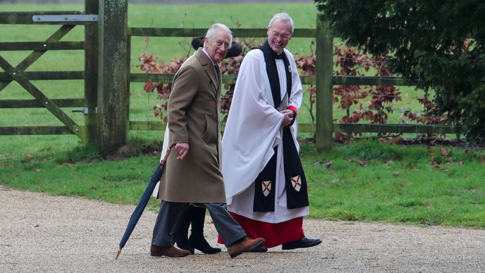Усмихнатият крал Чарлз посещава църква за първи път след диагнозата рак