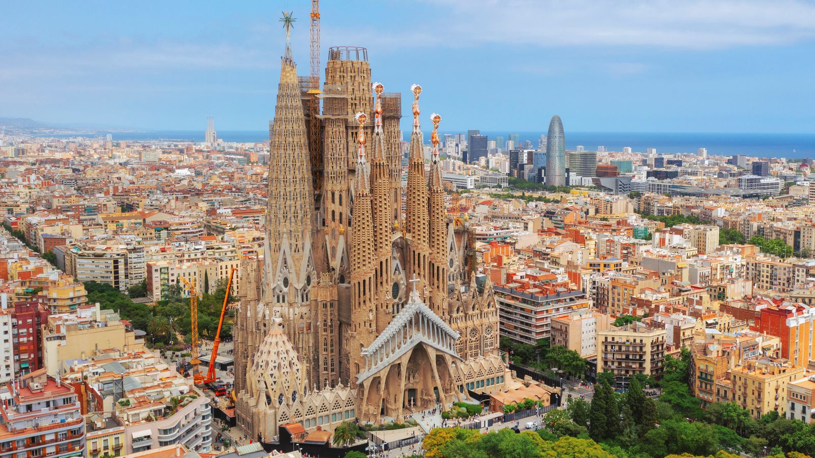 Прочутата незавършена църква Саграда Фамилия в Барселона ще бъде завършена до 2026 г.