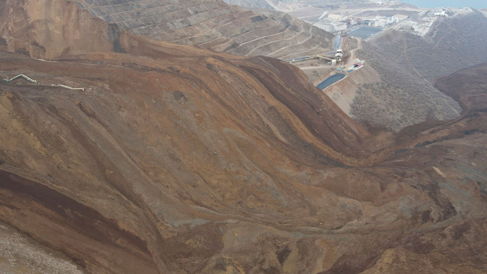 Шефът на златна мина е задържан, докато продължава издирването на изчезнали миньори, блокирани след огромно свлачище в Турция