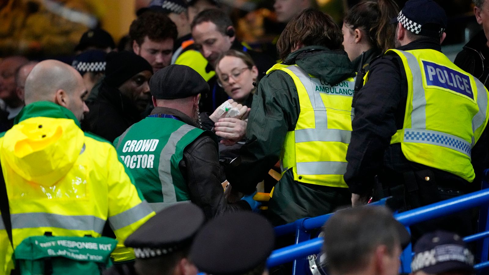Фен на Лийдс е откаран в болница, след като падна от горната трибуна на Челси, докато празнуваше гол