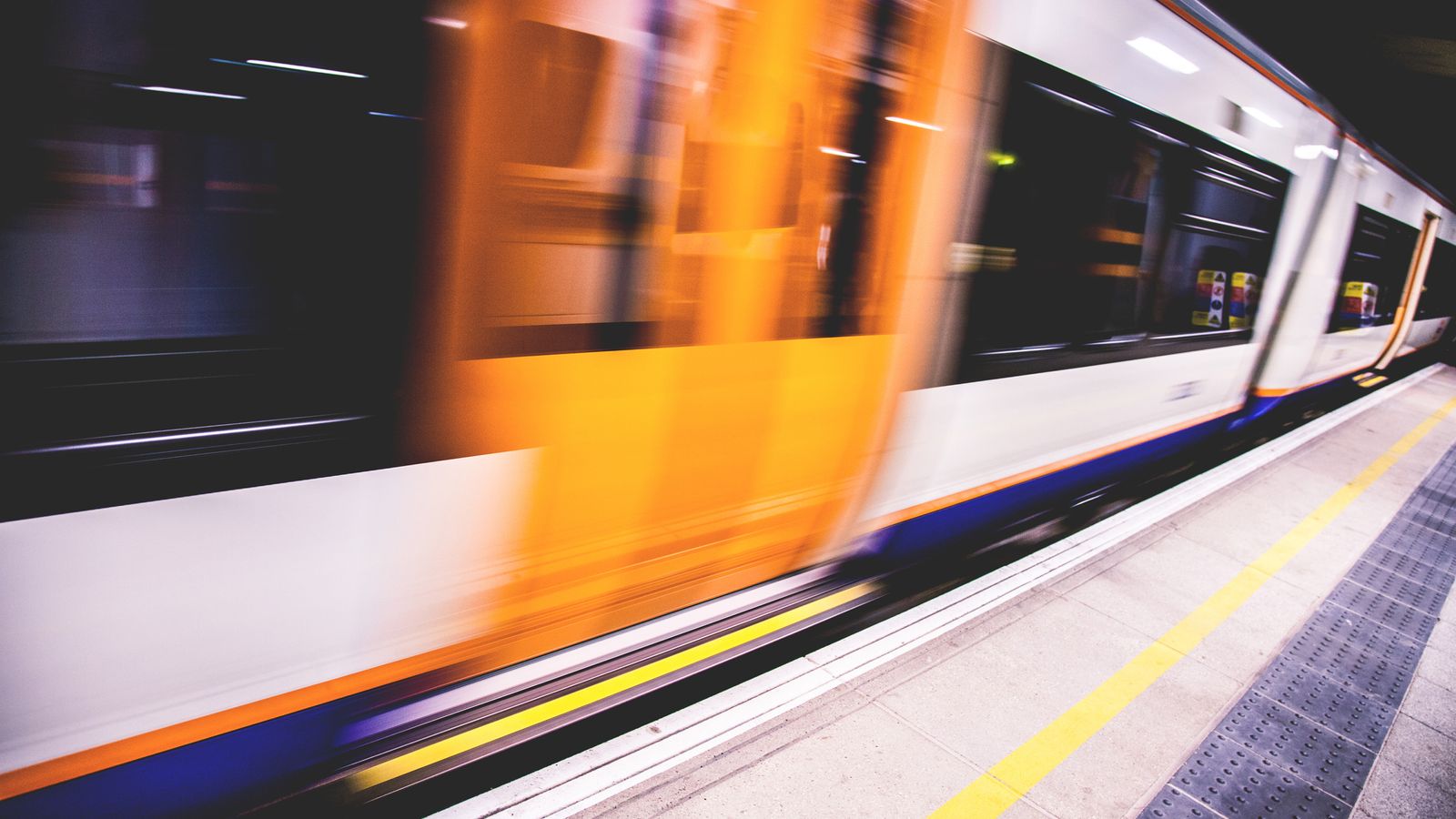London Overground: Шест нови имена и цветове на железопътни линии, разкрити при ребрандиране