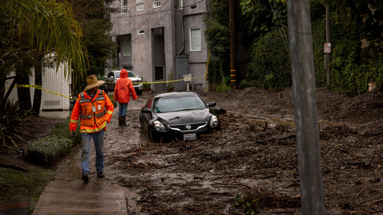 Времето в Калифорния: Лос Анджелис, засегнат от 475 кални свлачища, тъй като атмосферната речна буря носи повече дъжд
