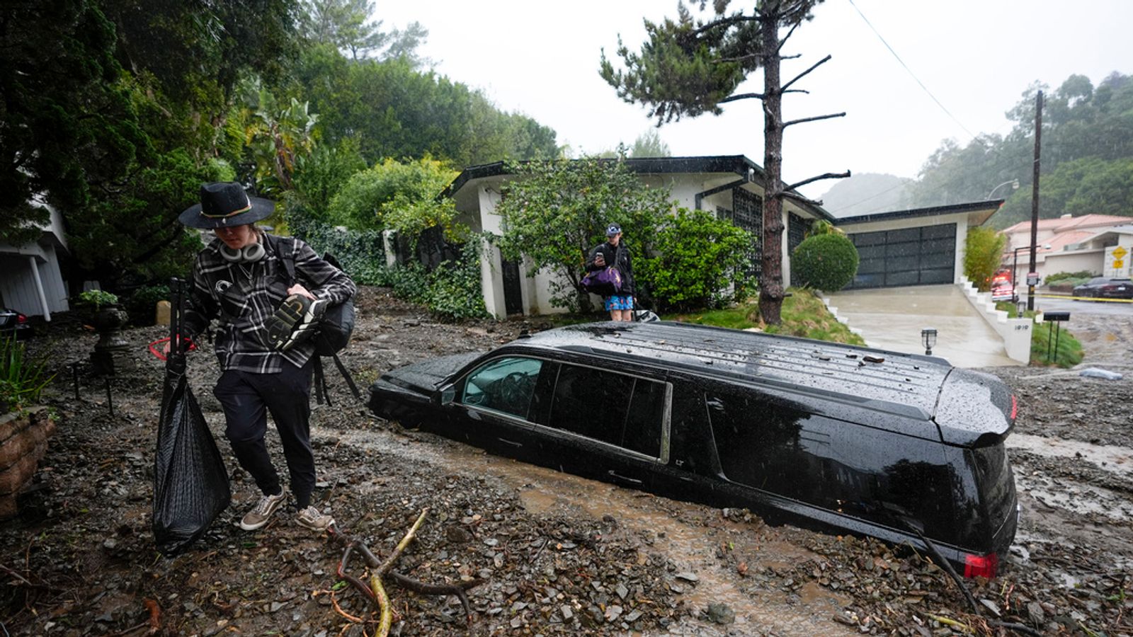 Времето в Калифорния: Трима загинаха, тъй като атмосферна речна буря донесе половингодишен дъжд