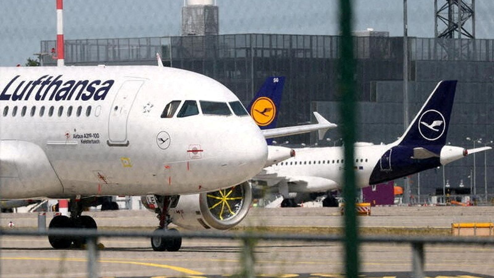 Мъж почина по време на полет на Lufthansa, след като изкашля литри кръв