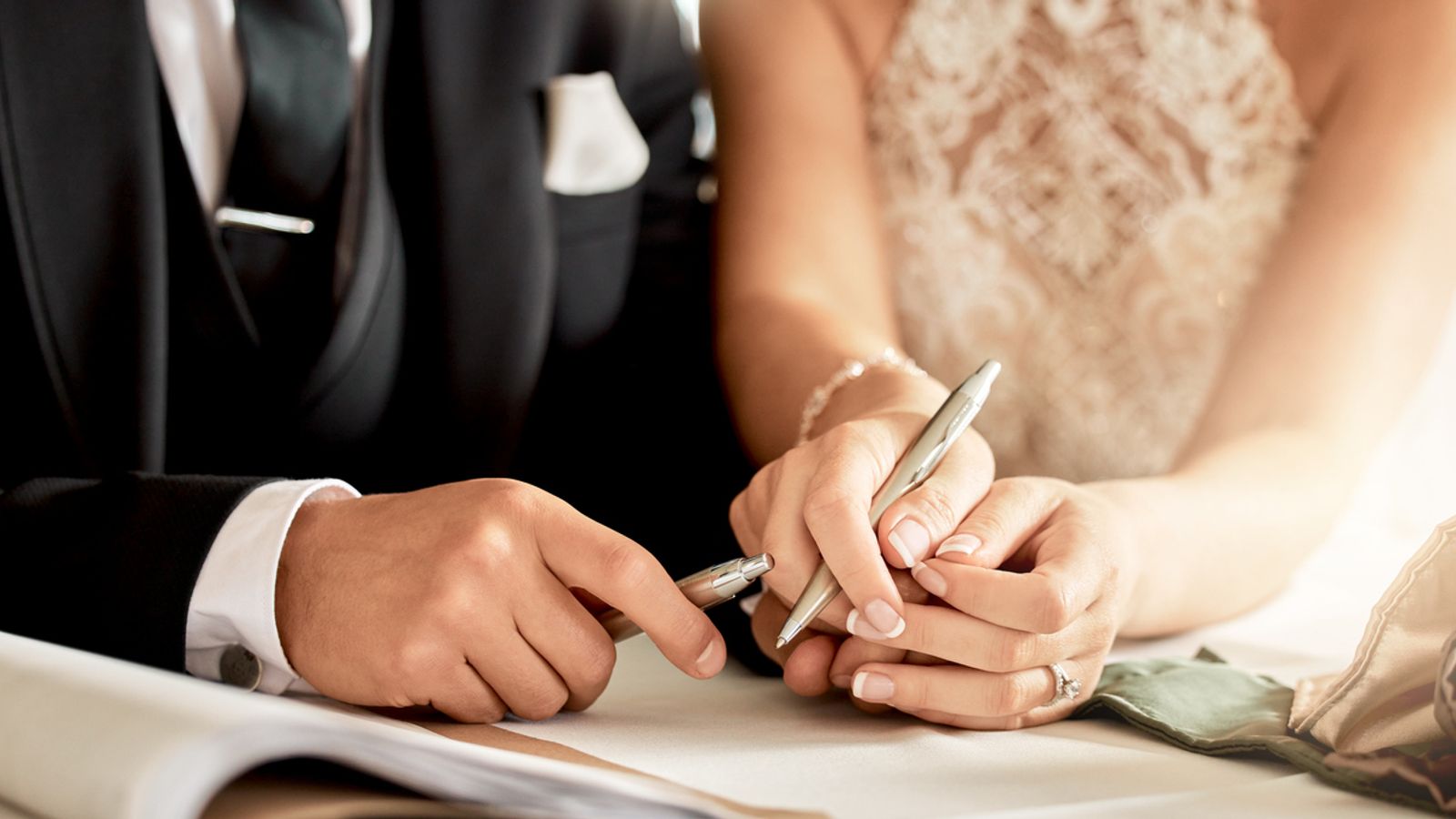 Какво е надбавка за брак - и как можете да я получите?