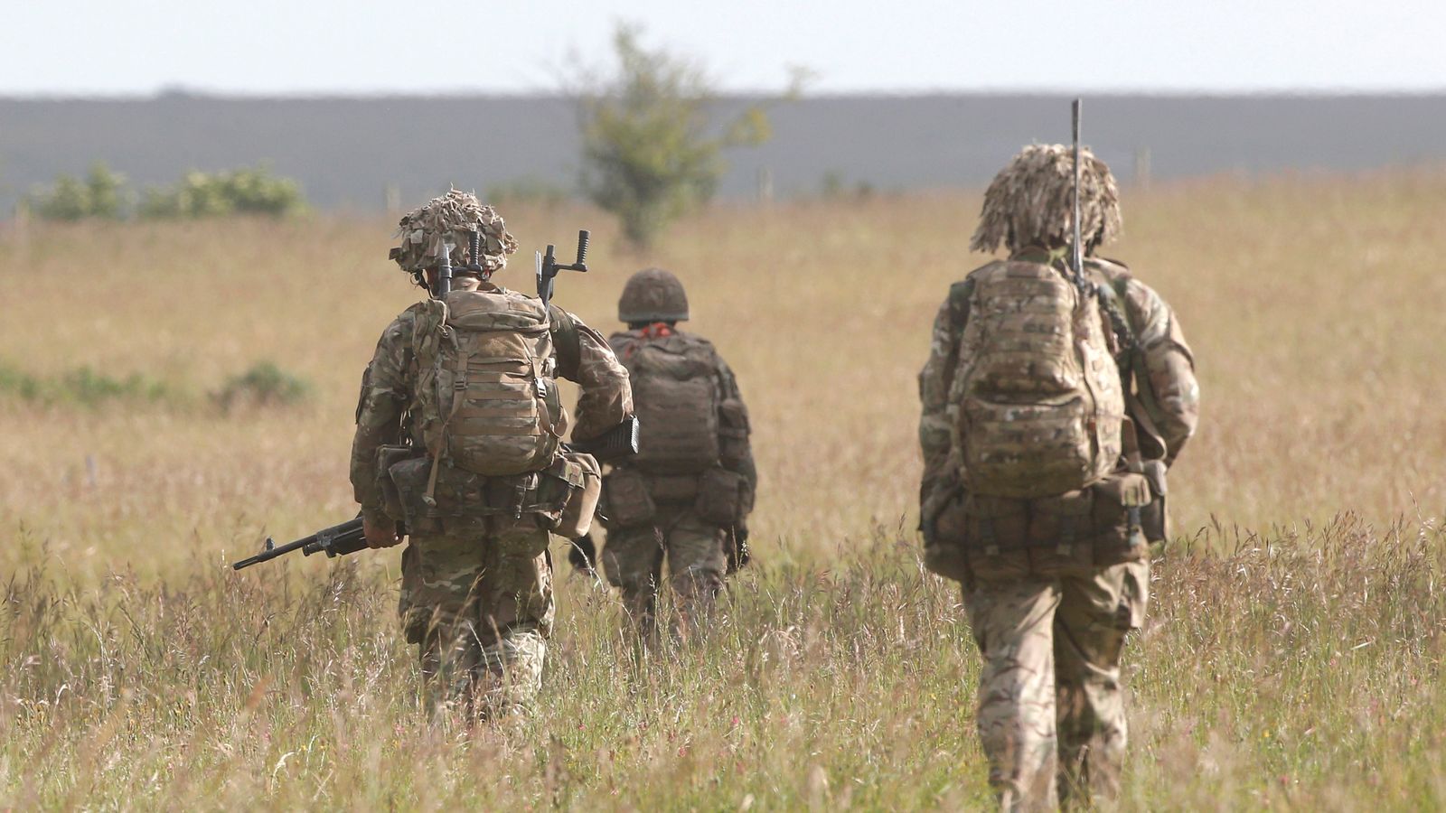 Ръководителят на въоръжените сили омаловажава страховете от набиране на военна служба и казва, че Обединеното кралство „не е на прага на война“