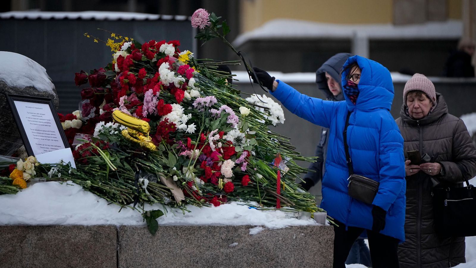 Десетки все още полагат цветя за Навални въпреки риска от арест - подчертавайки влиянието на опозиционния лидер