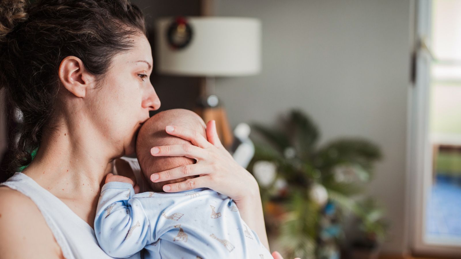 Призив за удвояване на заплащането по майчинство - тъй като четвърт от новите майки казват, че са пропускали хранения