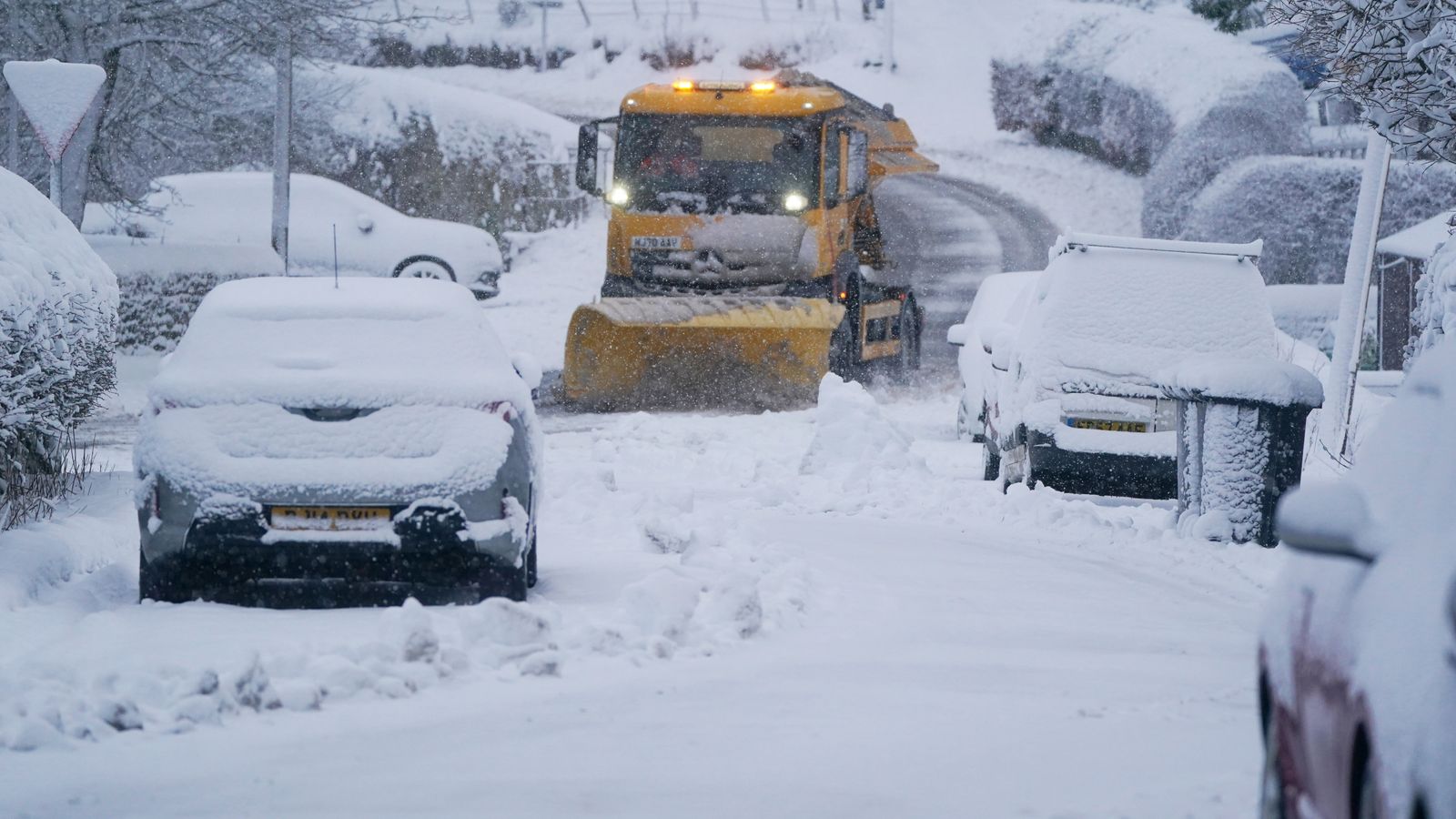 Времето в Обединеното кралство: Шотландия е изправена пред предупреждение за сняг, тъй като стотици предупреждения за наводнения остават в сила за Англия