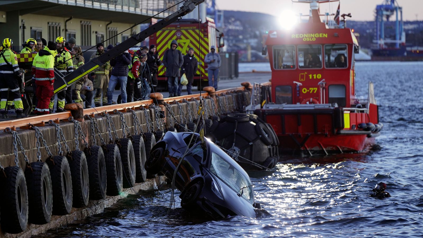Плаващи гости на сауна, носещи само хавлиени кърпи, спасяват дуо, след като колата падна във фиорда на Осло