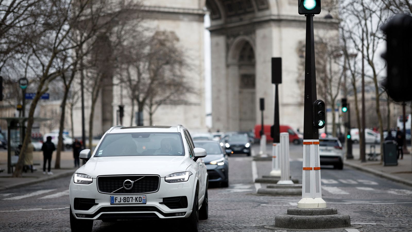 Париж гласува за утрояване на таксите за паркиране за някои SUV автомобили