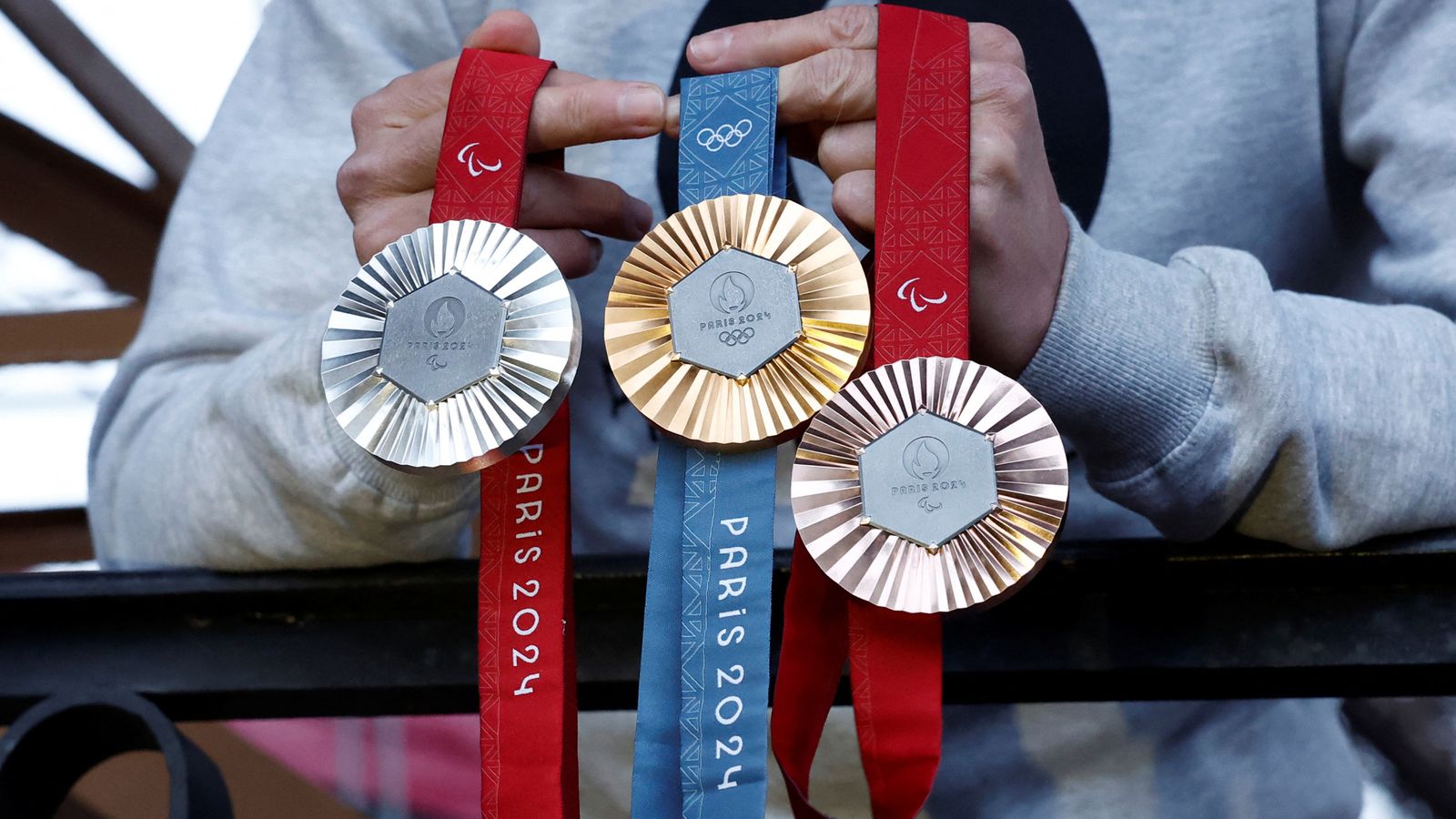 Париж 2024 г.: Първи поглед към олимпийските и параолимпийските медали с парчета от Айфеловата кула
