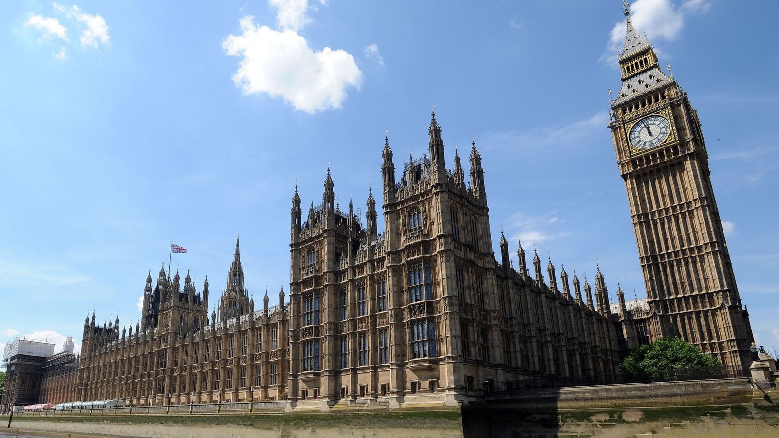 Призиви към чакащия персонал в парламента да получава по-висока заплата след обявена работа под жизнената заплата в Лондон