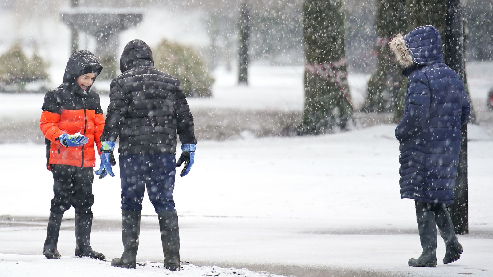 Времето в Обединеното кралство: Сняг покрива части от страната, тъй като училищата са затворени, а пътуващите са изправени пред смущения