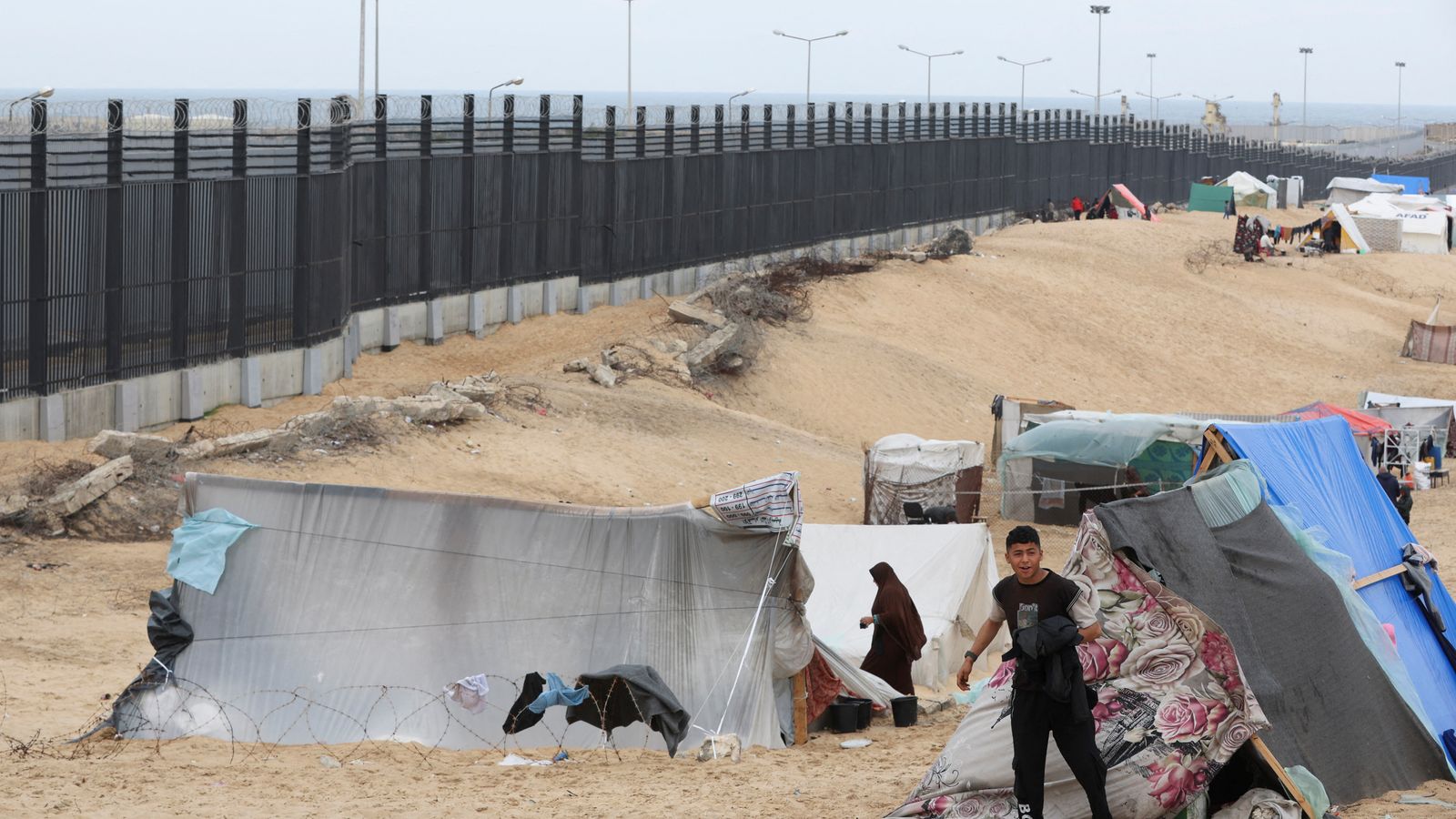 Изображение Палестинци в Рафа се укриват на границата с Египет